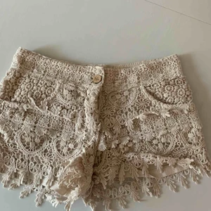  - Jag säljer mina spetsshorts från tessie, i strl xs för 80kr, kan frakta men du får betala frakten själv (63kr), annars möts jag upp i Stockholm, betalning sker via swish, hoppas det är något för dig!☺️