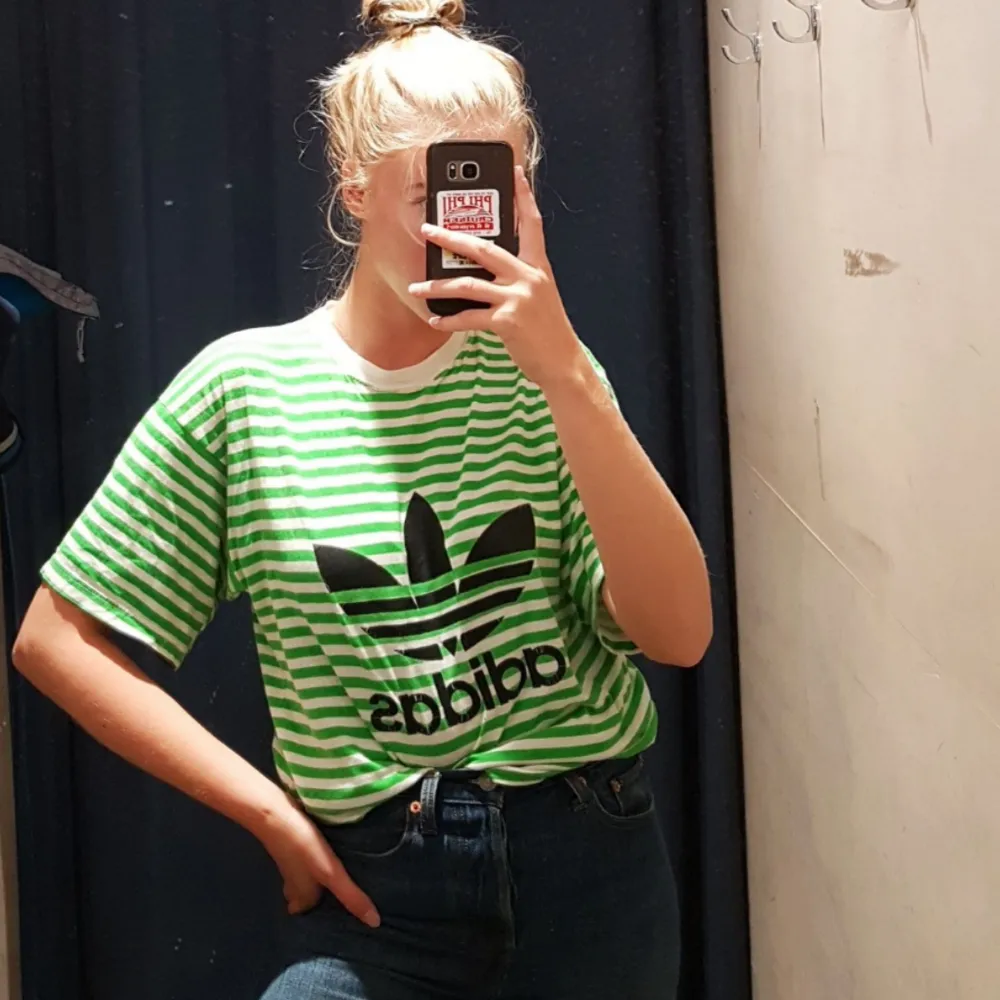 Trendig grön/vit randig Adidas T-shirt! Pris kan diskuteras. Jag är 170cm och har oftast på mig storlek S eller M.. T-shirts.