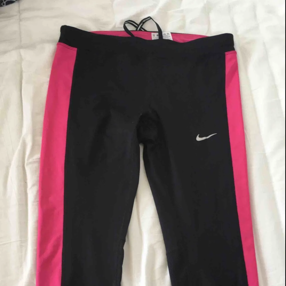 Svarta och rosa 3/4 långa träningstights från Nike i storlek S. Mycket fint skick, endast använda 2-3 gånger då dem är för små. Annars supersköna, har andra likadana i större storlek. . Jeans & Byxor.