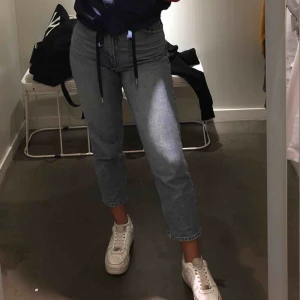  - Mom jeans från Monki. Väldigt sköna och i topp skick. 