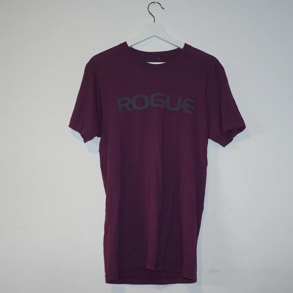 Vinröd tröja från Rogue. Använd få gånger. . T-shirts.