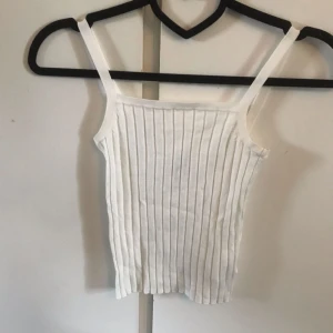  - Ribbad crop top i fint skick. Köparen står för frakt💕