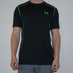  - Träningströja från Under Armour. Lös passform. Använd få gånger.