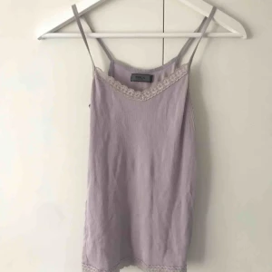  - Ljuslila linne med spetts i halsen och kanten längst ner från Only. 50kr, frakt inräknad. Kan mötas upp i tranåsområdet och sthlm. 