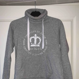  - En ny (endast provad) hoodie. I strl S