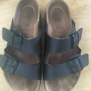  - Äkta birkenstock, använda men i bra skick. Storlek 39, dam modell. Kan mötas i Lund, Malmö eller Staffanstorp, annars frakt som gäller om du står för den själv :)  Hör av dig vid övriga frågor!