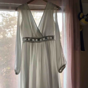  - Studentklänning i vit.  Har endast burit en gång så den är i god skick.  Pris kan förhandlas. 