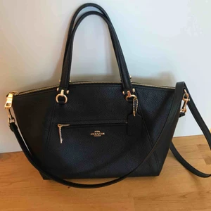  - Svart skinnvästs från Coach. I köpt för 3600kr. Används få gånger. Väldigt bra skick, se bilder. Mått: Bredd 26 cm. Höjd 23 cm. Djup 9 cm