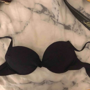  - Svart bikini som knappt använts 