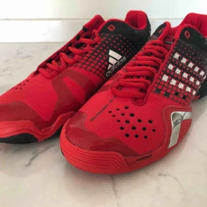  - Helt oanvända innebandyskor i storlek 42 från Adidas i perfekt skick!