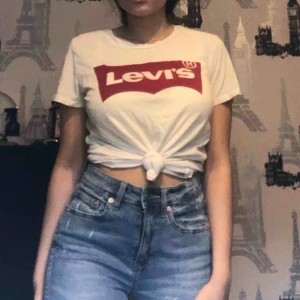  - Använd några gånger super fin Levis tröja. Storlek S. Säljer då den är lite för stor. Skulle säga att den passar båda S/M Kan mötas upp i Göteborg Stenungsund och Tjörn eller så stör köpare för frakt