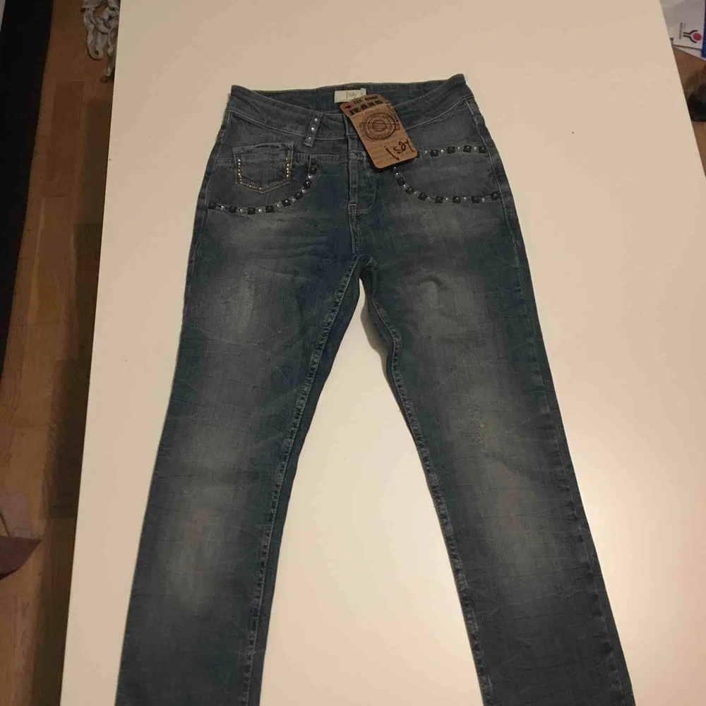 Helt nya jeans inköpta för 999kr . Jeans & Byxor.