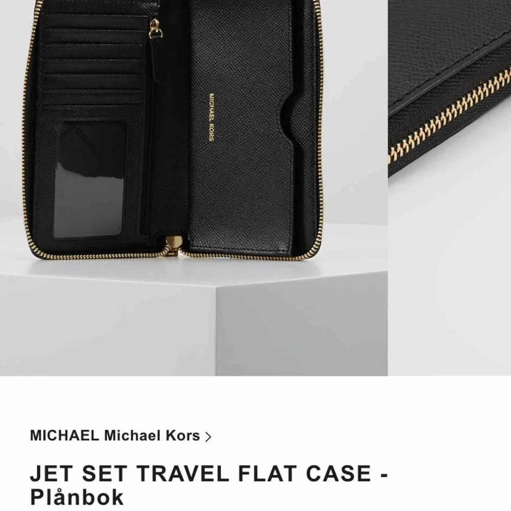 En helt ny Michael kors plånbok ”jet set travel flat case” som köptes för 1195 kr på zalando och säljes nu för 500 kr. Priset kan diskuteras. Kan frakta eller mötas upp i Stockholm . Accessoarer.