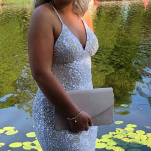  - Säljer nu min balklänning, köpt på Dressroom i Göteborg. Har vanligtvis 34-36 men den är stretchig. Klänningen har släp men det syns dock inte på  bilderna. Är ca 160cm lång, klänningen är  perfekt i läng för mig 💫 DM för mer och bättre bilder