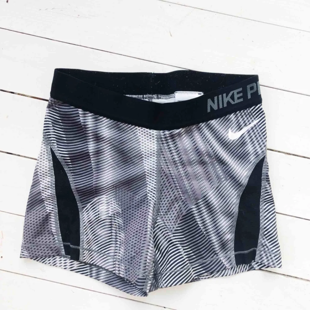 Nike PRO shorts. Säljs då dem är för små för mig. . Shorts.