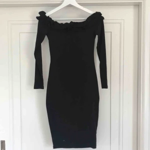  - Ny klänning från Nelly, prislapp sitter kvar. Möts helst upp i Trollhättan 