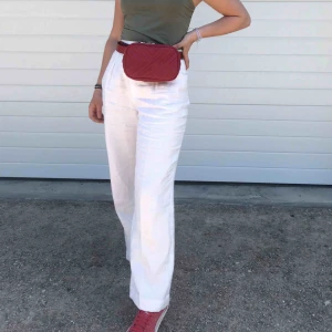  - Vita linne byxor!  Uppsydda och jag är 161 skulle säga att dom också passar någon som är 165, möter upp på Södermalm annars frakt 30kr 