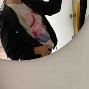  - en tunnare jacka från h&m, köpt för inte så jätte längesen så bra skick. Säljer för att den inte kommer komma till användning och inte riktigt är i min stil. Pris kan diskuteras och köparen står för frakt 💕