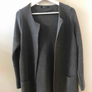  - Kofta från Gina tricot i storlek S. Fint skick 