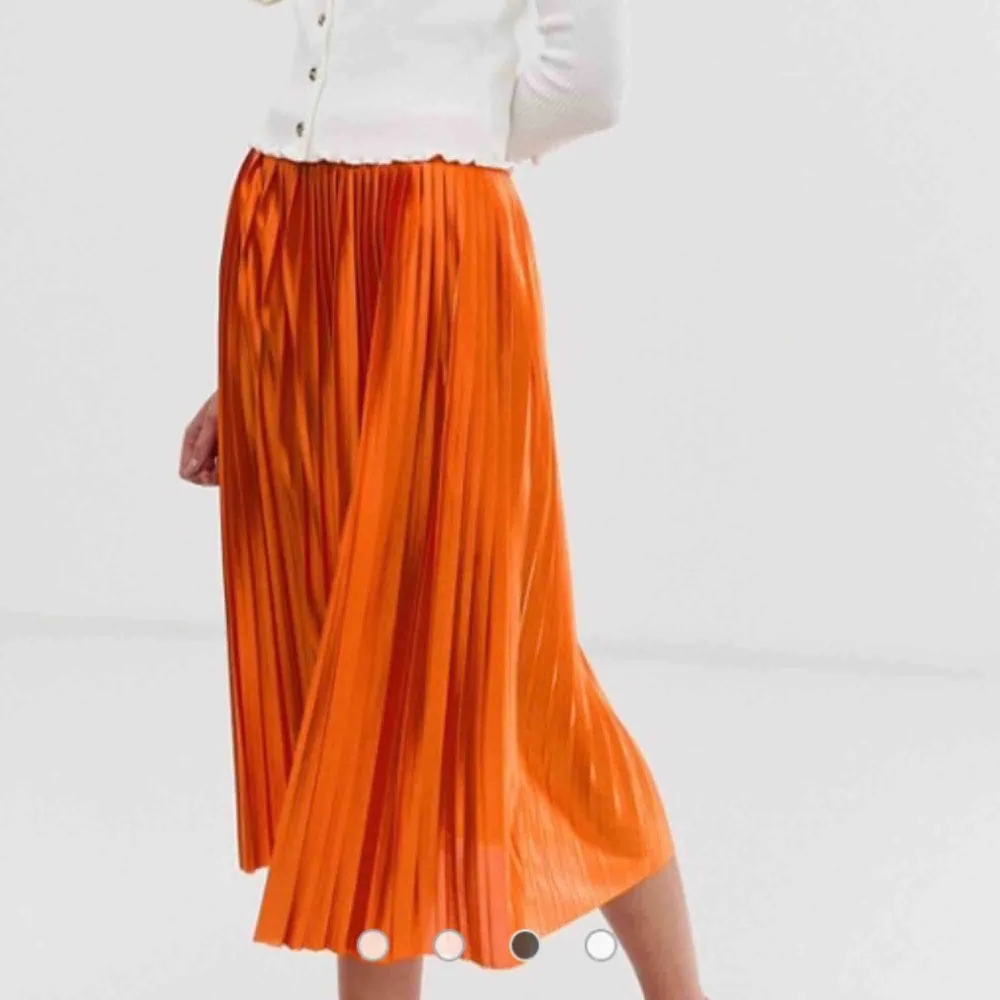 Suuuuuper cool orange plisserad kjol från ichi som är slutsåld.  Använd lite så i bra skick. Köpt för 600kr.  Bjuder på frakten 🥰🥰. Kjolar.