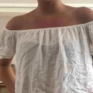  - Vit blus från ginatricot. Den är tunn och flowy så den är jätteskön på sommarn! Den är offshoulder med resår vid axlarna.
