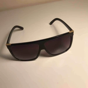  - Svarta solglasögon.  Har använt det någon gång. Pris kan förhandlas. 