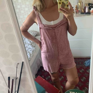  - En fin och skön kort jumpsuit köpt på Bali förra året, säljes för att jag inte använt den då den redan var för liten för mig. Passar XS-S beroende på hur man vill att den ska sitta. Reglerbara snören vid axlarna:) frakt tillkommer!