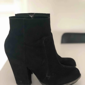 - Fina stövletter med tjock klack i använt men fint skick. Hämtas i Malmö eller skickas mot frakt