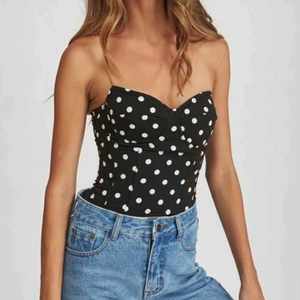 Lioness Bustier - Polka dot bustier från Lioness, nypris runt 500kr. Bustiern är i nyskick. Kan skickas mot fraktkostnad