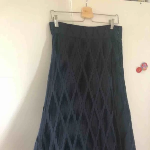  - Otroligt fin marinblå maxikjol från twist & tango. Nypris runt 1000 kr. Hög kvalitativt mönster och struktur. Oanvänd.