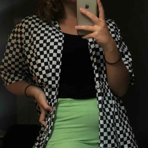  - Checkboard skjorta ifrån sweet sktbs köpt förra året och knappt använd, möts gärna upp i Stockholm annars får köparen stå för frakten:) kan inte läsa kommentarer så kontakta mig vid frågor