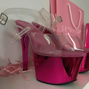  - Oanvända pleaser i rosa. Nypris 1200