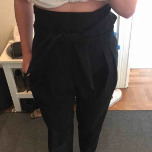  - - Kostym liknande byxor, raka i modellen. - använda 1 gång pågrund av inte min stil. - nypris 3.299kr mitt pris 400  • justerbar knytband i midja • högmidjade • dold dragkedja. (( ska varan fraktas står köparen för frakten)) | betalning sker via swish |