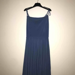  - Supersöt, blå klänning från bikbok. Aldrig använd, därav priset. Nypris 199. Har knutit upp banden en bit då de va för långa för mig men de är lätta att knuta upp igen. 150kr, frakt inräknat. Kan mötas upp i tranåsområdet eller i sthlm.