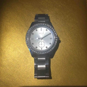  - Klocka i jättefint skick, inga skråmor och knappt använd.Den har legat i en låda i ca 2 år så batterierna behöver bytas. 