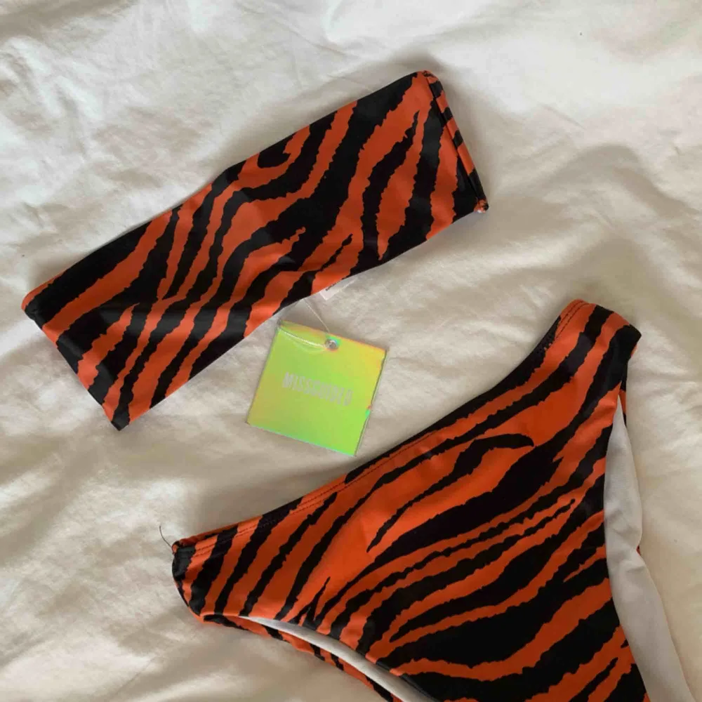 Tiger print bikini top och trosor. Top är helt ny och trosor använda 1 gång. . Toppar.