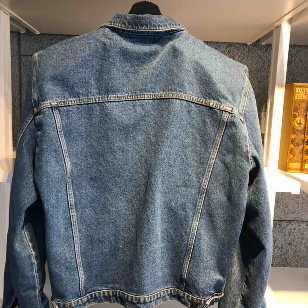 Fantastiskt jeansjacka från Balenciaga! Breda utmärkande axlar. . Jackor.