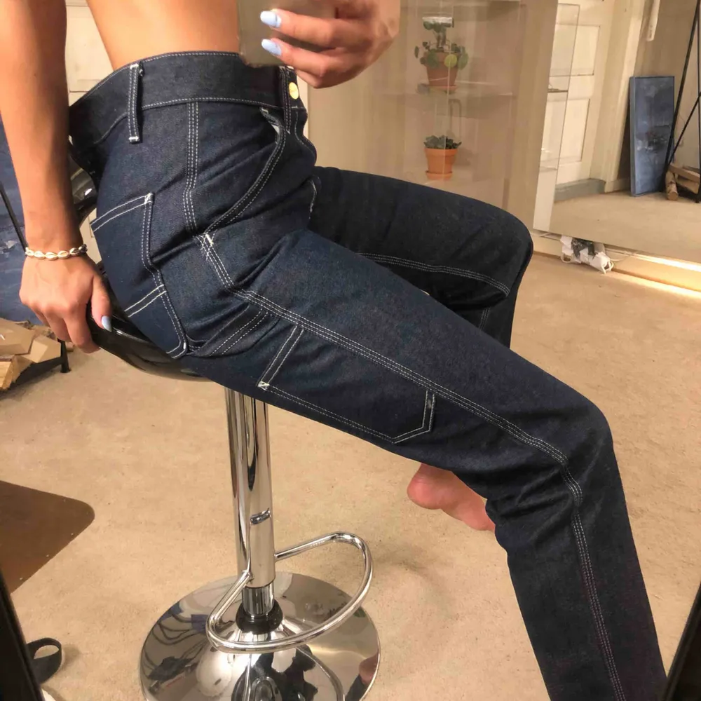 Mörkblå Carhartt Jeans med vita sömmar Raka Jeans sitter sjukt skönt, knappt aldrig använda pga lite stora i midjan osv Kunden står för frakt<3. Jeans & Byxor.