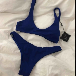  - Oavänd bikini från zaful i en såå fin blå färg som tyvärr var för stor för mig. 30kr frakt