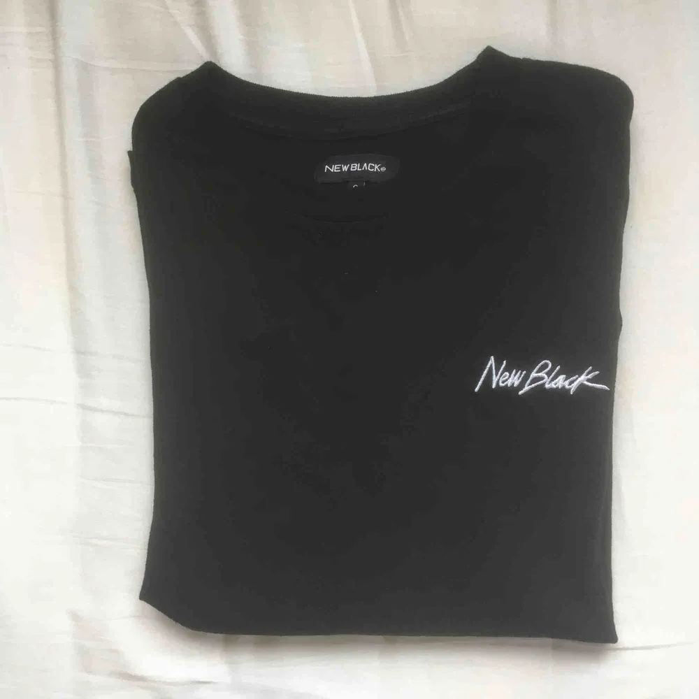 Snygg svart långärmad t-shirt från New Black. Storlek Small. Väldigt minimalt använd. Fri frakt.. T-shirts.