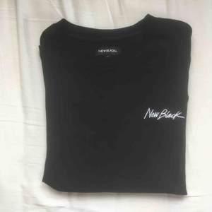 Snygg svart långärmad t-shirt från New Black. Storlek Small. Väldigt minimalt använd. Fri frakt.