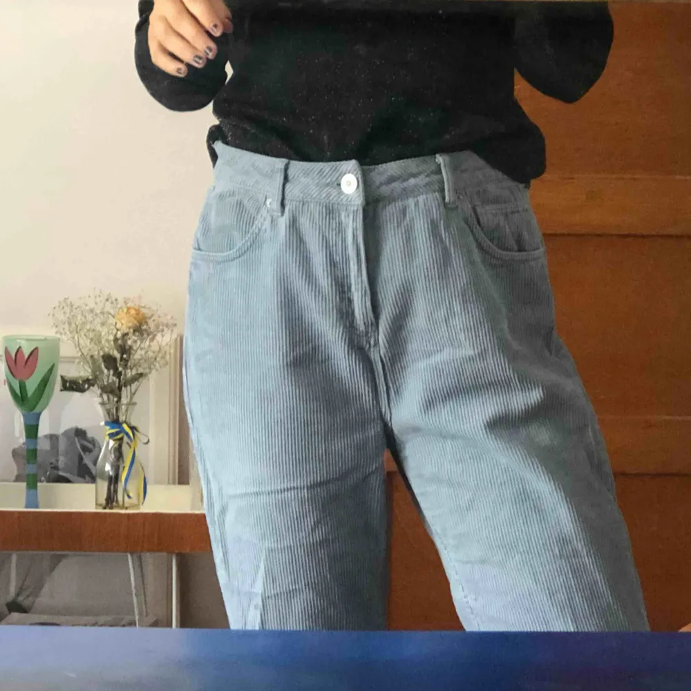 Mom jeans från urban outfitters - köparen står för frakten men möts gärna i Malmö trakten . Jeans & Byxor.