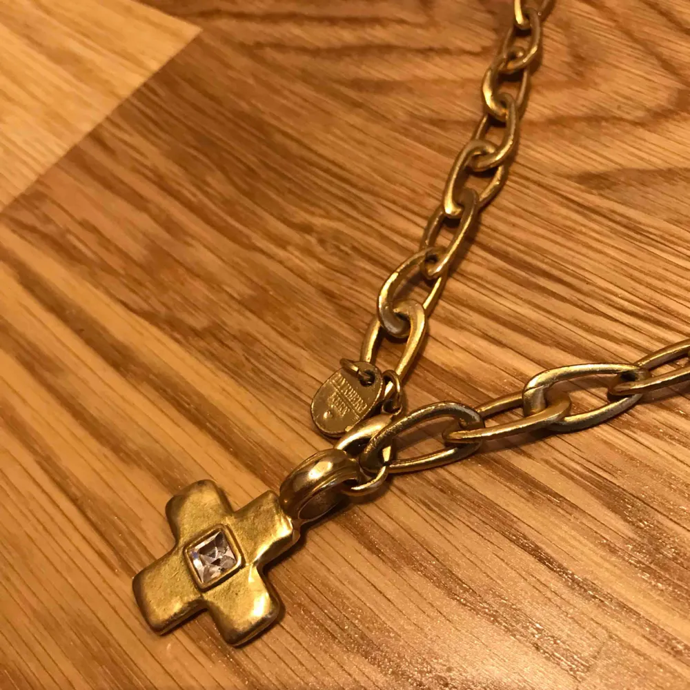 Halsband från Dyrberg&Kern , chunky kedja med ett guld kors. Hänget går att plocka av om man bara vill ha kedjan eller byta ut hänget. . Accessoarer.