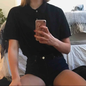  - Oanvänd pikétröja från Massimo Dutti, i herrmodell XL, men passar nog lite vem som helst beroende på preferens.