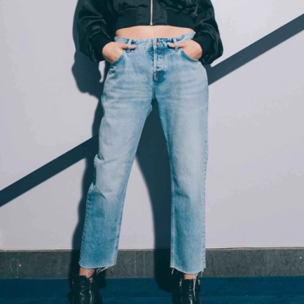 Ljusblåa girlfriend jeans från karve med avklippta byxben.  Köpta på carlings för 700kr och endast använda fåtal gånger. Sitter svin snyggt men är tyvärr för små:(. Jeans & Byxor.