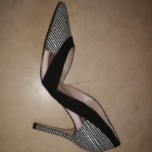  - Oanvända svartvita klackar, säljer pga fel storlek