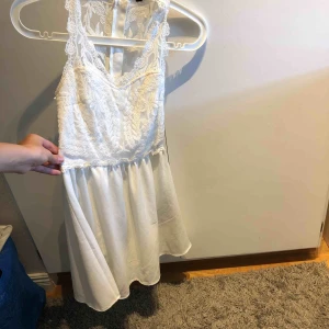  - Vit sommarklänning  Priset är inklusive frakt 