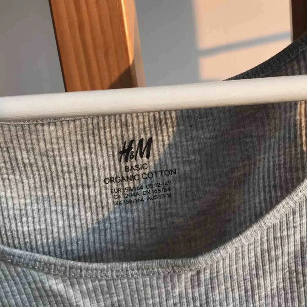 Grått linne från H&M! Linnet är ribbat och ganska så elastiskt så skulle nog också passa om man har storlek M. Längden på linnet är normalt, alltså ungefär mellan midjan och höfterna. Köpare står för frakt🚛. Toppar.