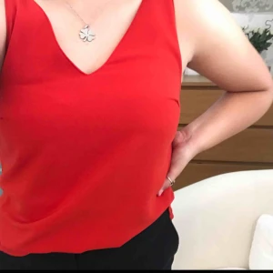  - Snyggt rött linne från lager 157, ganska djup i ryggen. Köparen står för frakten.