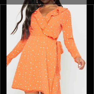  - Klänning från PrettyLittleThing, köptes för lite drygt 200kr. Aldrig använd, prislappen kvar :) 